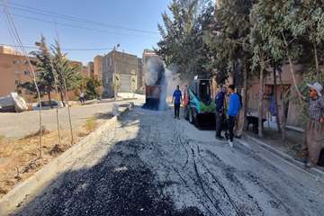 عملیات آسفالت محوطه آپارتمان های پاوان در راستای بهسازی معابر.